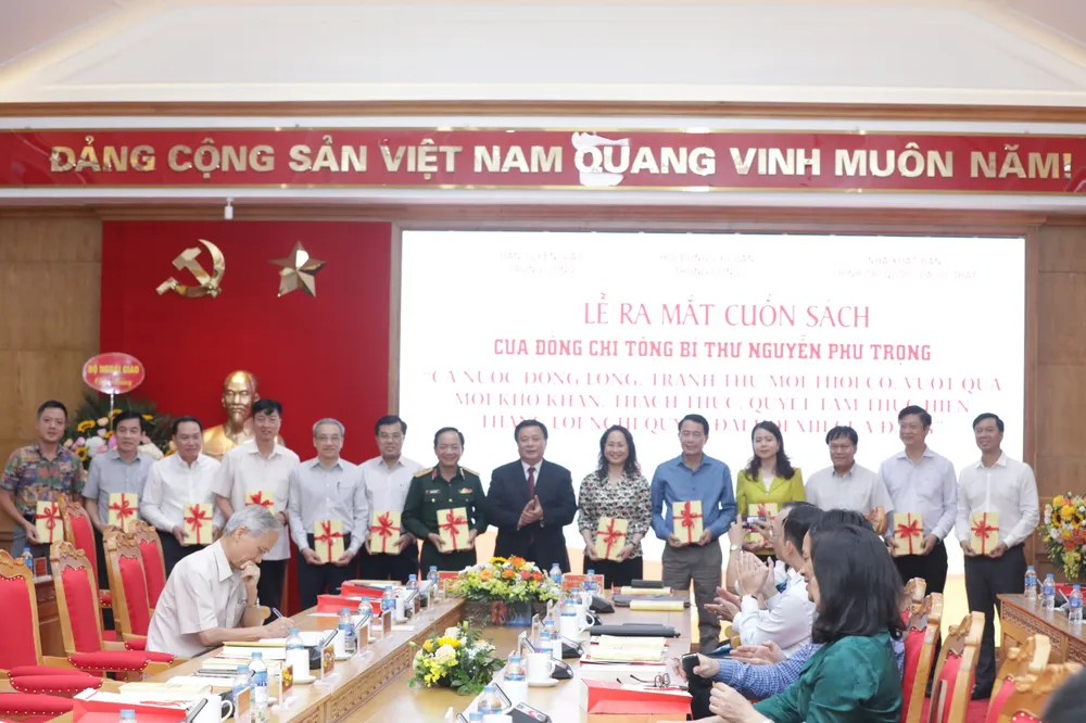 Trao tặng cuốn sách cho các cơ quan, đơn vị