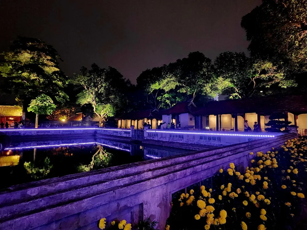 Nhà bia dưới nghệ thuật trình chiếu ánh sáng có một cảnh sắc đặc biệt