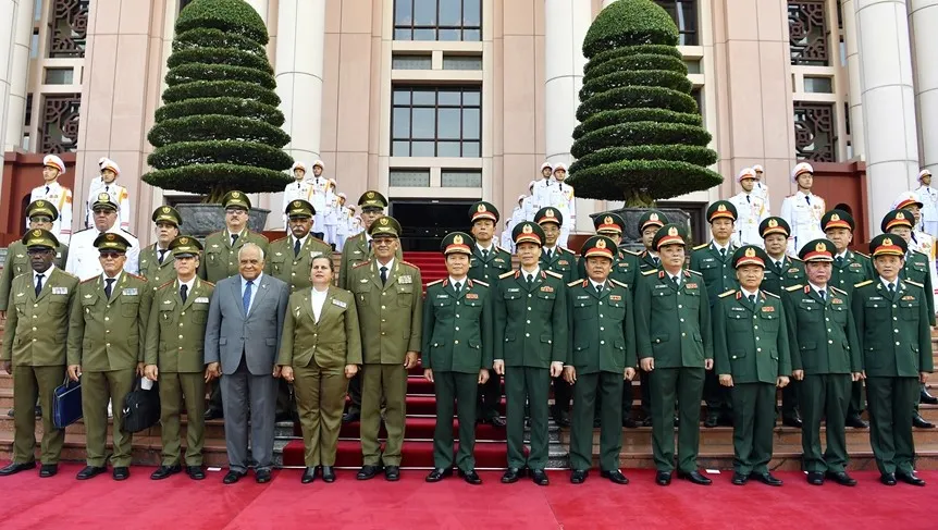 Hai đoàn chụp ảnh chung sáng 24-10 Hai đoàn chụp ảnh chung sáng 24-10