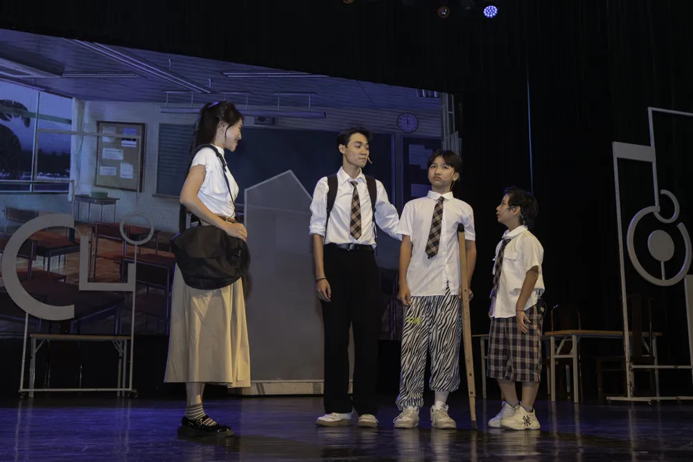 Chủ đề về niềm tin được lặp lại xuyên suốt vở kịch