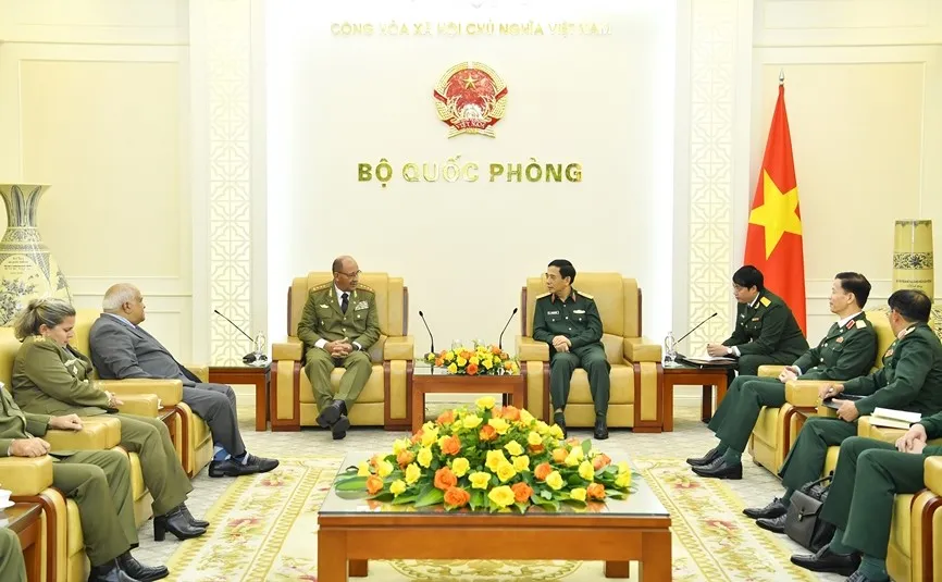 Đại tướng Phan Văn Giang, Ủy viên Bộ Chính trị, Phó Bí thư Quân ủy Trung ương, Bộ trưởng Bộ Quốc phòng tiếp Thượng tướng Roberto Legrá Sotolongo, Ủy viên Trung ương Đảng, Tổng Tham mưu trưởng, Thứ trưởng Bộ các Lực lượng vũ trang cách mạng Cuba Đại tướng Phan Văn Giang, Ủy viên Bộ Chính trị, Phó Bí thư Quân ủy Trung ương, Bộ trưởng Bộ Quốc phòng tiếp Thượng tướng Roberto Legrá Sotolongo, Ủy viên Trung ương Đảng, Tổng Tham mưu trưởng, Thứ trưởng Bộ các Lực lượng vũ trang cách mạng Cuba