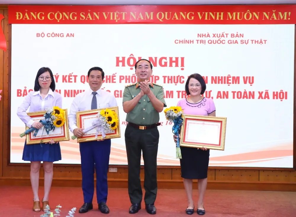 Thứ trưởng Trần Quốc Tỏ trao Bằng khen của Bộ Công an tặng đại diện lãnh đạo các đơn vị của NXB Chính trị quốc gia Sự thật Thứ trưởng Trần Quốc Tỏ trao Bằng khen của Bộ Công an tặng đại diện lãnh đạo các đơn vị của NXB Chính trị quốc gia Sự thật