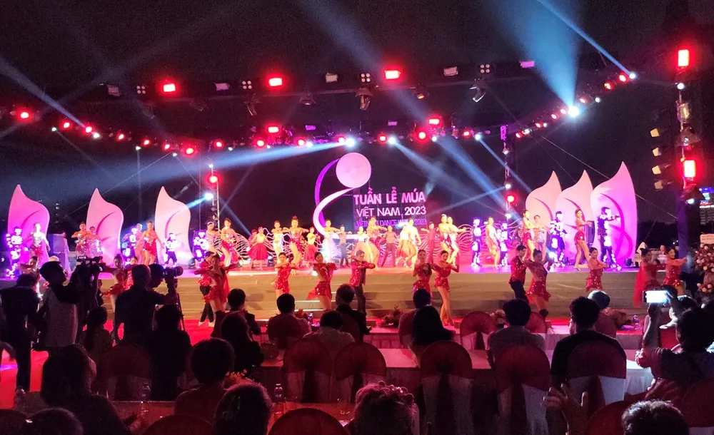 Không khí sôi động của các nghệ sĩ đã lan tỏa Không khí sôi động của các nghệ sĩ đã lan tỏa