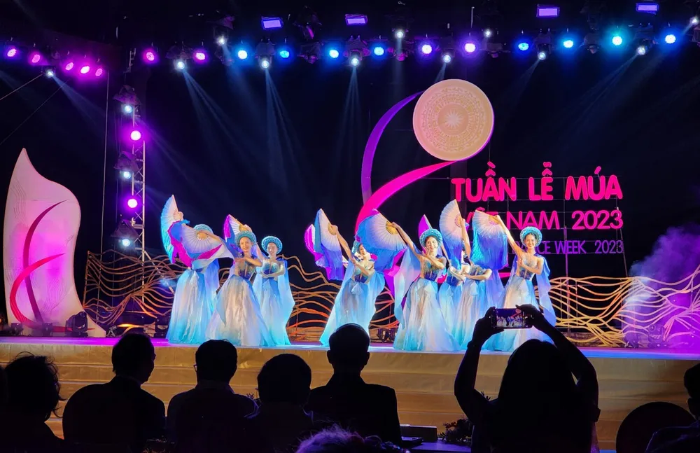 “Tuần lễ Múa Việt Nam 2023 là bước tiến trên hành trình lan tỏa những giá trị tinh hoa của nghệ thuật múa vào đời sống, góp phần xây dựng hệ giá trị cộng đồng xã hội, tạo ra những chương trình, những sân chơi hấp dẫn hơn”, NSND Phạm Anh Phương bày tỏ. “Tuần lễ Múa Việt Nam 2023 là bước tiến trên hành trình lan tỏa những giá trị tinh hoa của nghệ thuật múa vào đời sống, góp phần xây dựng hệ giá trị cộng đồng xã hội, tạo ra những chương trình, những sân chơi hấp dẫn hơn”, NSND Phạm Anh Phương bày tỏ.