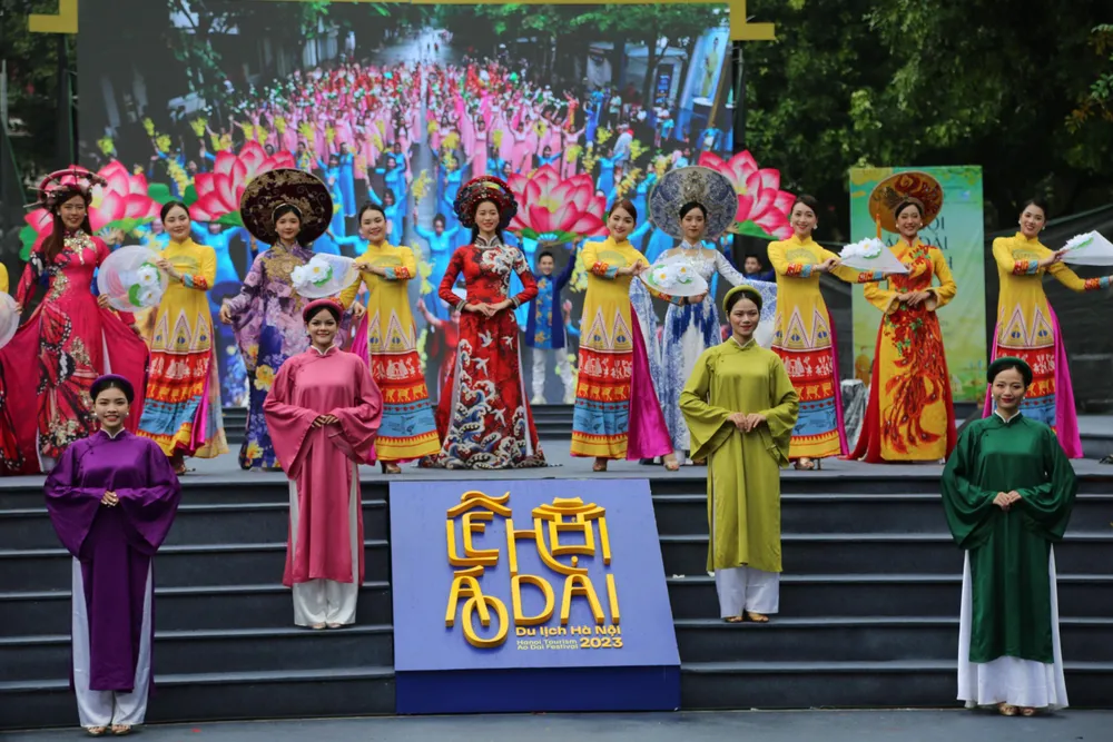 Hoạt động nhằm lan tỏa, tôn vinh giá trị văn hóa truyền thống. Ảnh: HÀ NGUYỄN