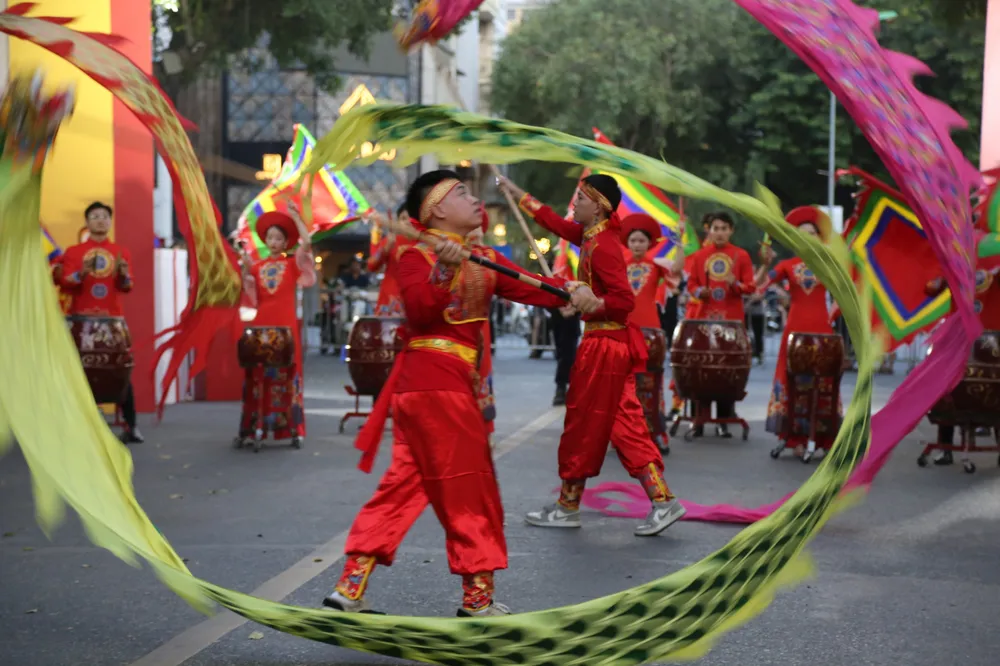 Nhiều hoạt động biểu diễn văn hóa đường phố được tổ chức, như màn trình diễn “Trống hội”, nhảy Flashmod, xiếc, nghệ thuật trượt ván… Ảnh: HÀ NGUYỄN Nhiều hoạt động biểu diễn văn hóa đường phố được tổ chức, như màn trình diễn “Trống hội”, nhảy Flashmod, xiếc, nghệ thuật trượt ván… Ảnh: HÀ NGUYỄN