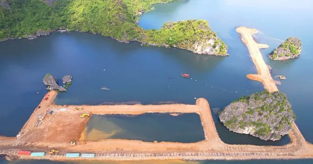 Dự án đổ đất trực tiếp xuống Vịnh Hạ Long. Ảnh: BAOTIENPHONG