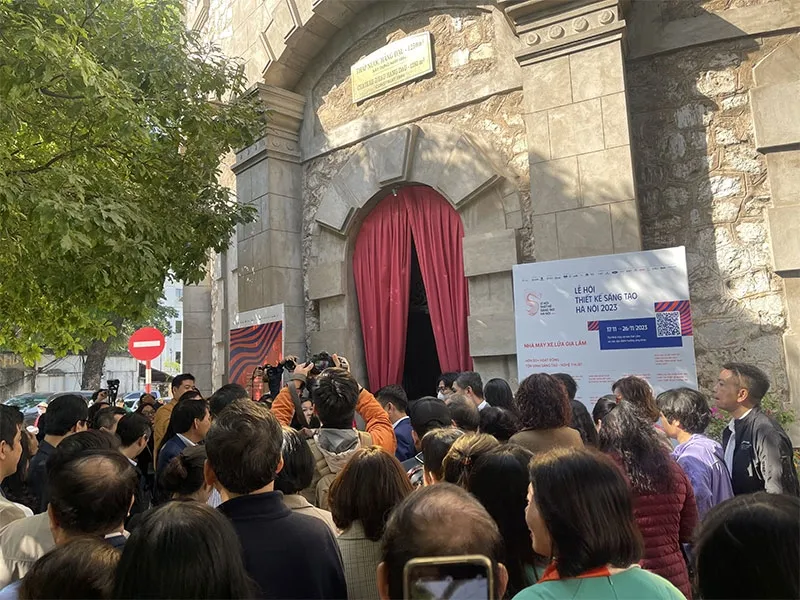 Ngay trong ngày đầu tiên địa điểm này mở cửa, rất đông bạn trẻ đã có mặt tại điểm này để chờ tới lượt tham quan Ngay trong ngày đầu tiên địa điểm này mở cửa, rất đông bạn trẻ đã có mặt tại điểm này để chờ tới lượt tham quan