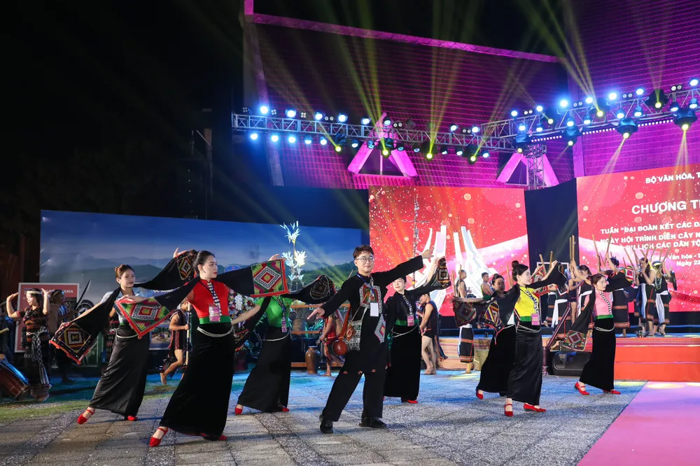 Chương trình biểu diễn của đồng bào tại Tuần "Đại đoàn kết các dân tộc - Di sản văn hóa Việt Nam" năm 2023. Ảnh: QUANG VINH Chương trình biểu diễn của đồng bào tại Tuần "Đại đoàn kết các dân tộc - Di sản văn hóa Việt Nam" năm 2023. Ảnh: QUANG VINH