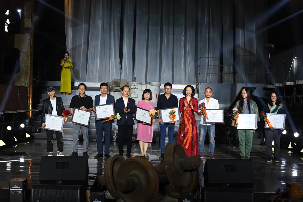 Ban tổ chức đã vinh danh các địa phương, đơn vị, tổ chức, cá nhân có những đóng góp cho sự thành công của lễ hội