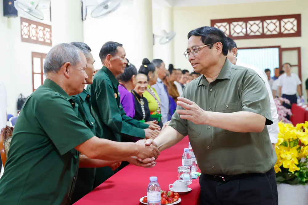 Thủ tướng Phạm Minh Chính thăm hỏi, tặng quà các chiến sĩ Điện Biên và gia đình chính sách tại thành phố Điện Biên Phủ, tỉnh Điện Biên, chiều 16-4. Ảnh VIẾT CHUNG.jpg