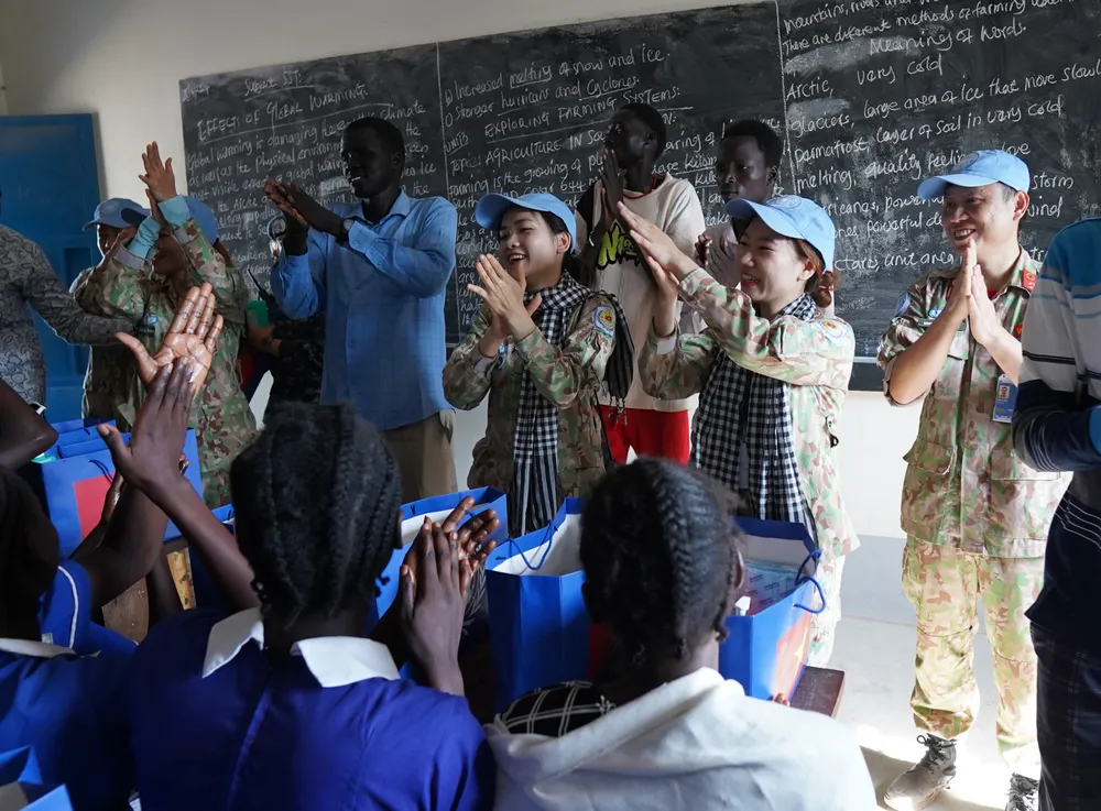 Các bạn trong tổ phụ nữ đang hướng dẫn các cháu cách rửa tay..JPG