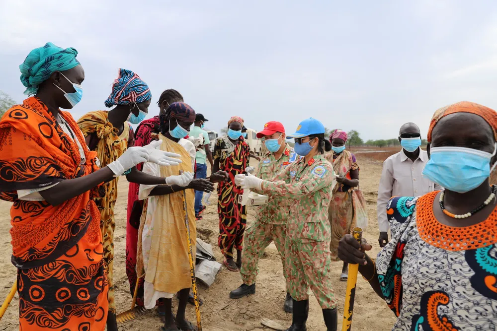 Hướng dẫn người dân sử dụng găng tay và khẩu trang trước khi tiến hành dọn rác.jpg