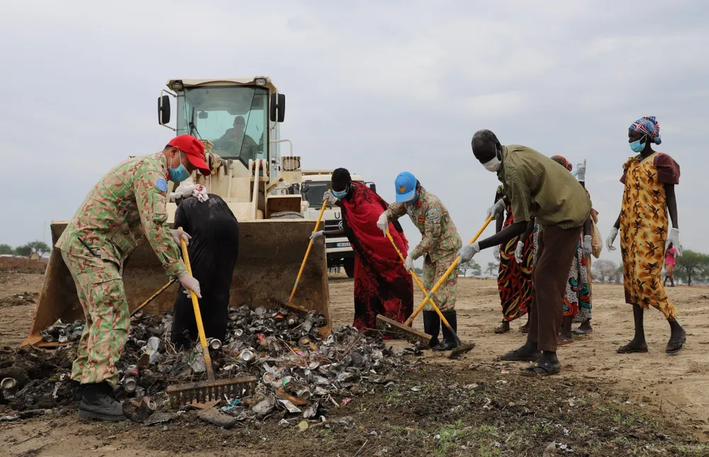 Phối hợp cùng người dân dọn rác .jpg