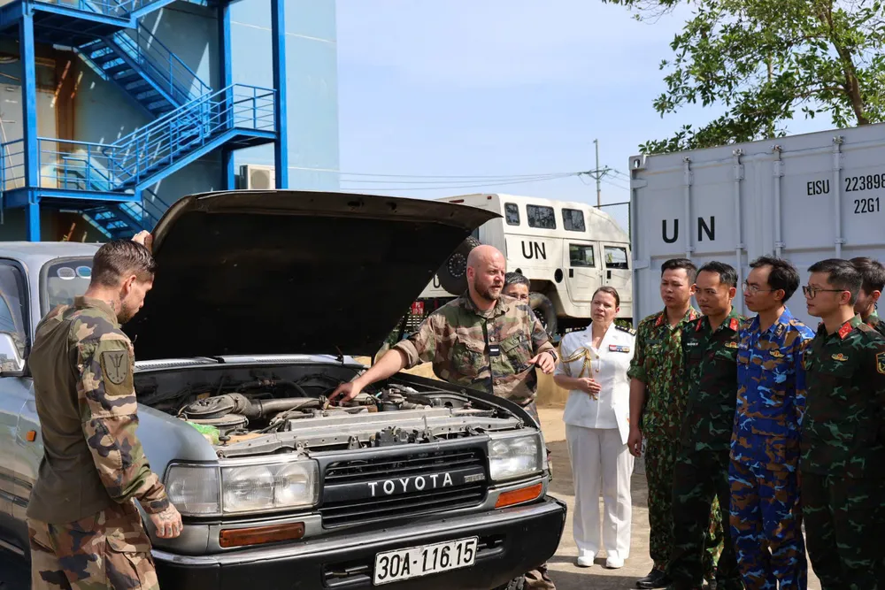 Các chuyên gia Pháp truyền đạt kinh nghiệm sửa chữa, bảo trì, bảo dưỡng xe hai cầu được sử dụng tại phái bộ Liên hợp quốc