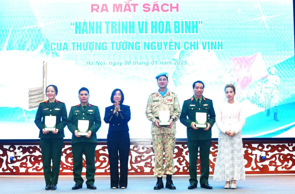 Đại diện gia đình tác giả trao tặng sách cho các đơn vị