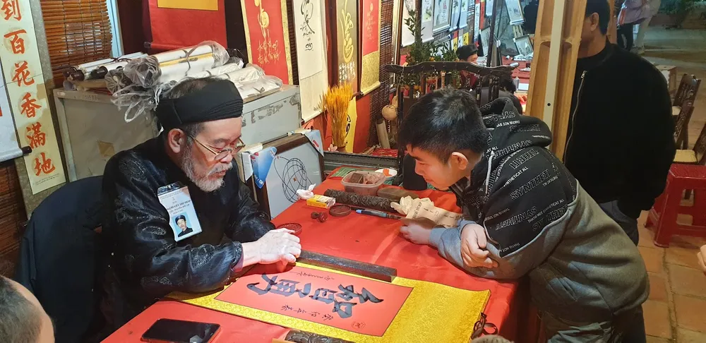 Hội chữ Xuân tại Văn Miếu Quốc Tử Giám sẽ mở cửa xuyên Tết. Ảnh THU HÀ