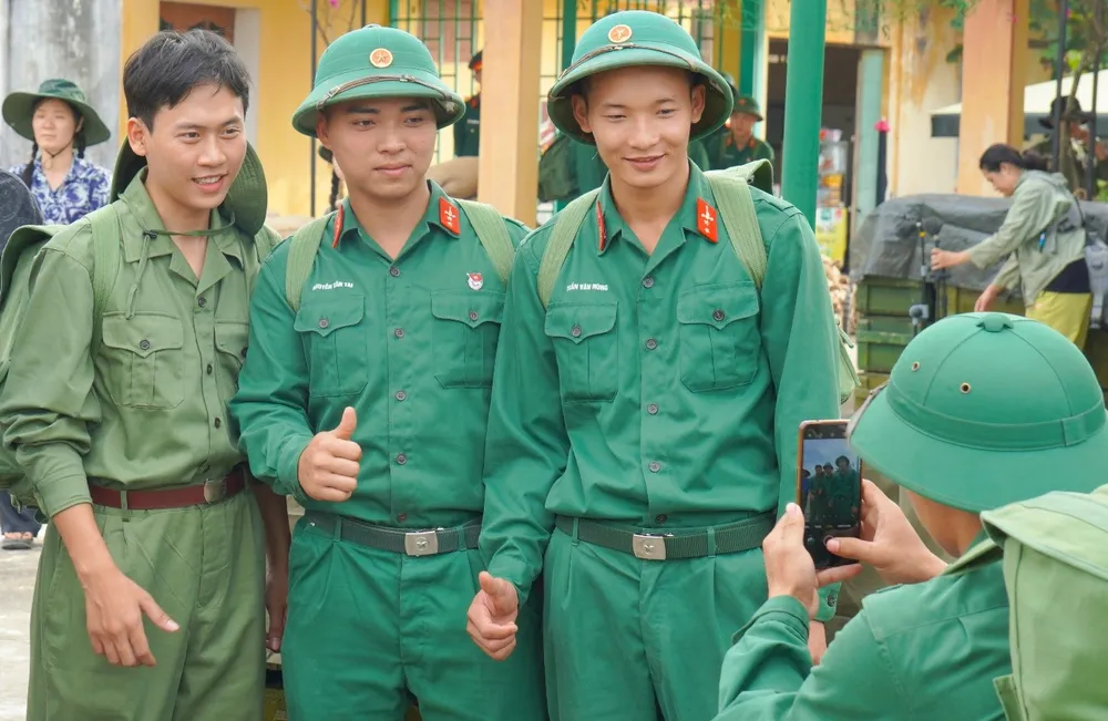 Tiktoker Phạm Vinh chụp hình cùng các chiến sĩ Lữ đoàn.jpg