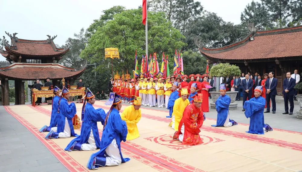 Dâng hương Đức Quốc Tổ Lạc Long Quân