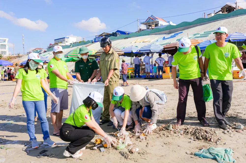 Du khách Vietluxtour tham gia hoạt động bảo vệ môi trường.jpg