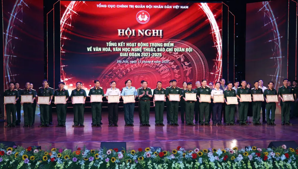 Trao bằng khen cho các tập thể có thành tích xuất sắc trong tổ chức các hoạt động trọng điểm về VHNT, báo chí Quân đội giai đoạn 2021-2025 