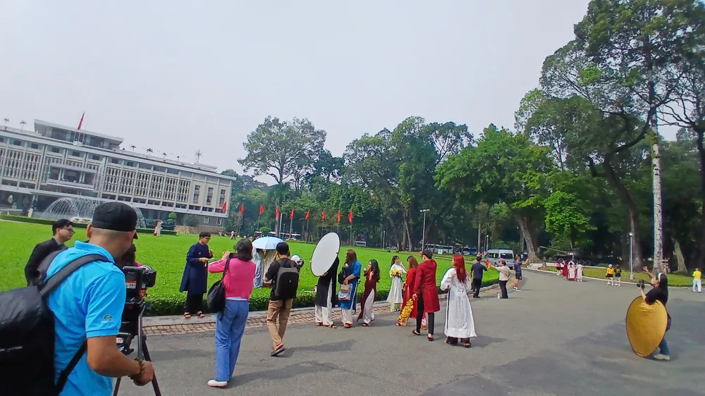 1. Hình ảnh trong quá trình ghi hình bộ phim Vũ khúc mưa xuân.jpg