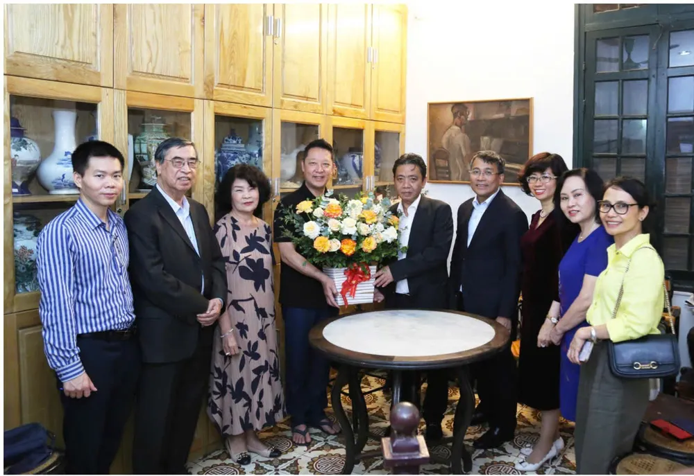 Thứ trưởng Nguyễn Minh Vũ và Thứ trưởng Hoàng Đạo Cương tặng hoa chúc mừng Gia đình Nhạc sỹ Hoàng Vân.jpg