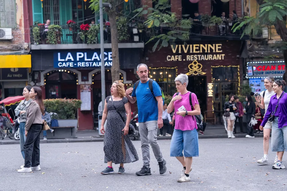 Khách du lịch đến Hà Nội tăng mạnh. Ảnh: ĐỖ TRUNG