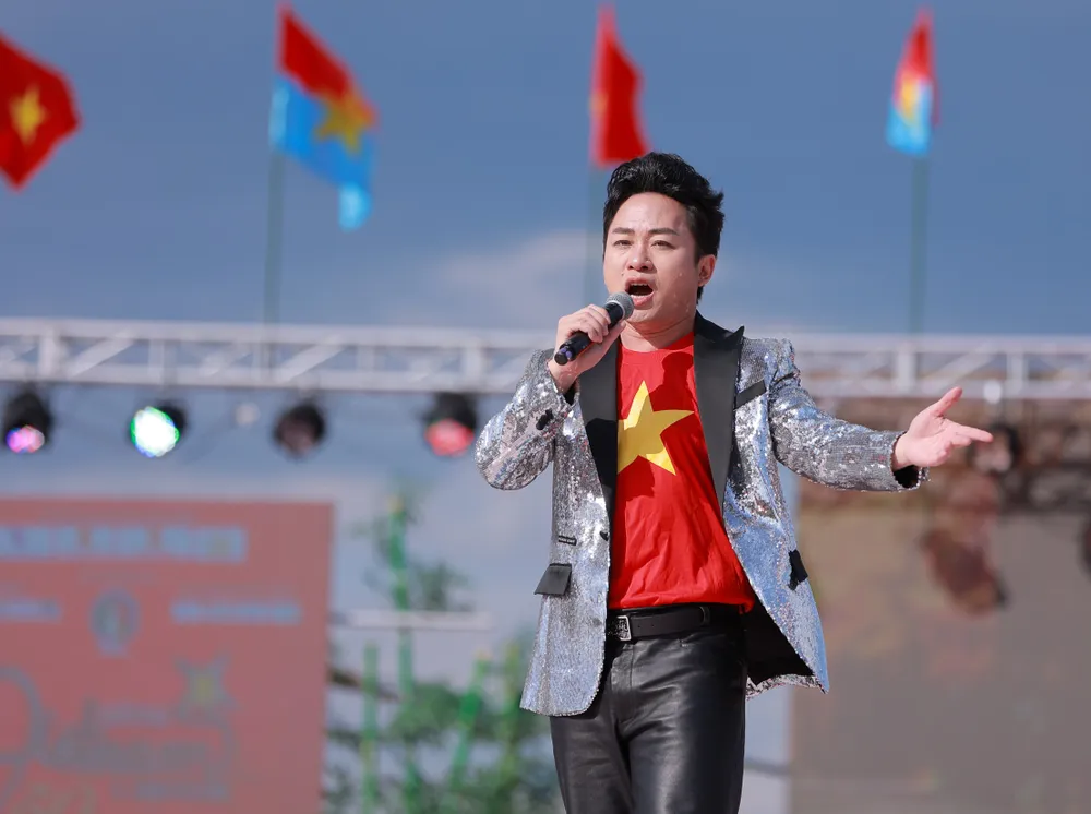 Tùng Dương xúc động hát Quốc ca giữa rừng cờ đỏ sao vàng tại Nhật Bản