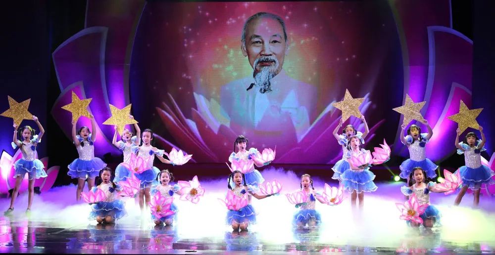 Chương trình nghệ thuật “Quà tháng 5 dâng Người”