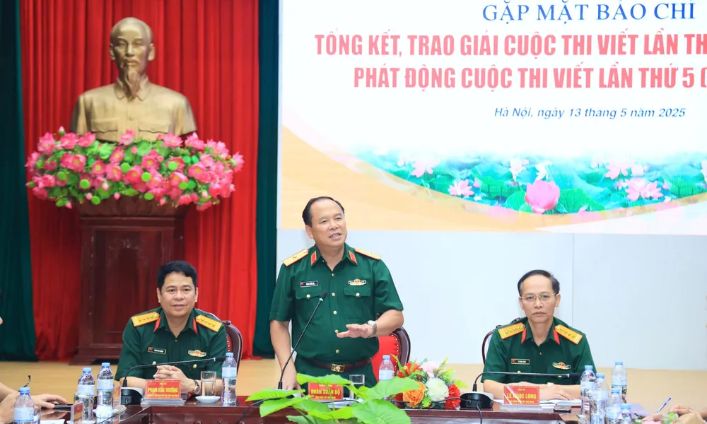 Thiếu tướng Đoàn Xuân Bộ, Tổng Biên tập Báo QĐND chia sẻ thông tin về cuộc thi viết “Bảo vệ nền tảng tư tưởng của Đảng trong tình hình mới” lần thứ 4