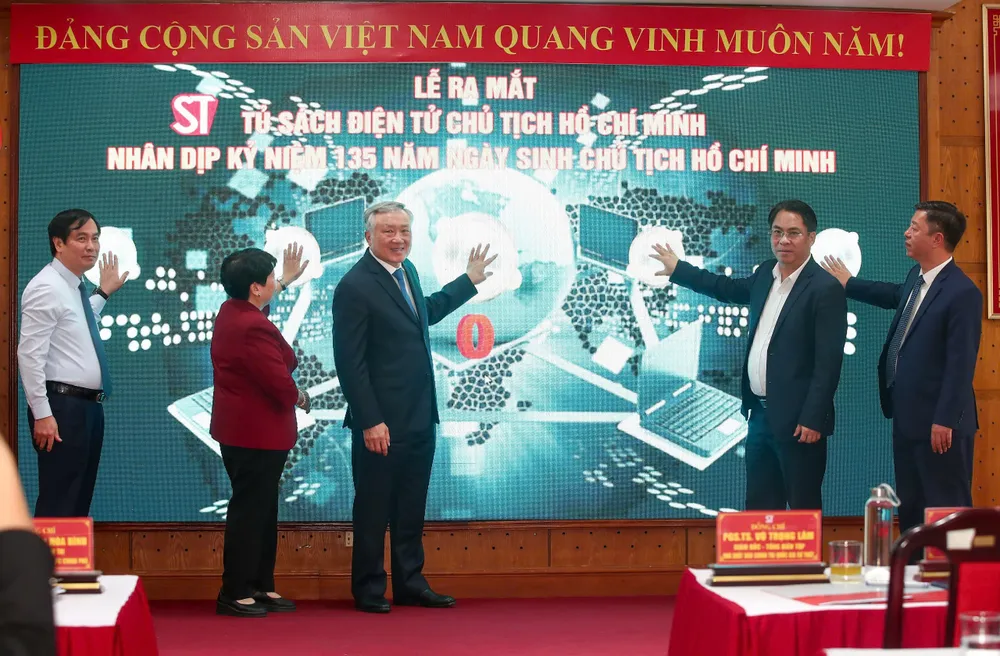 Phó Thủ tướng Thường trực Nguyễn Hòa Bình dự Lễ ra mắt Tủ sách điện tử Chủ tịch Hồ Chí Minh. Ảnh: NAM NGUYỄN