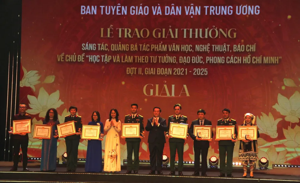 Trao giải A cho các tác phẩm xuất sắc. Ảnh: HOA NGUYỄN