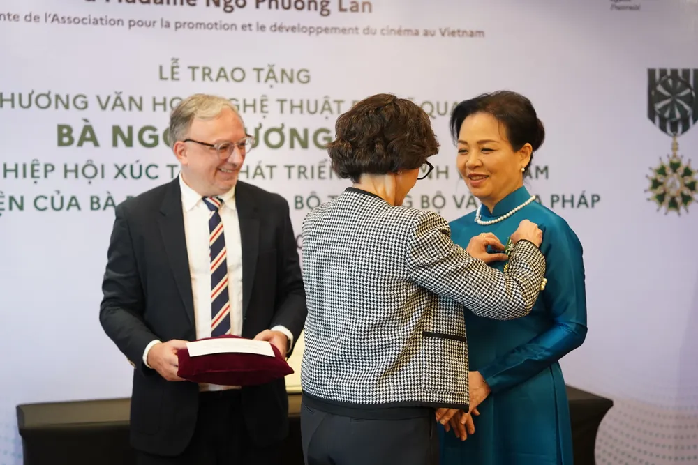 TS Ngô Phương Lan được trao tặng Huân chương Văn học Nghệ thuật bậc Sĩ quan của Pháp