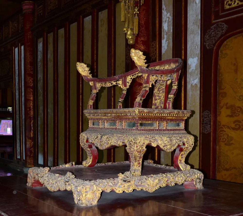 Ngai vua triều Nguyễn tại Huế trước khi bị hư hại