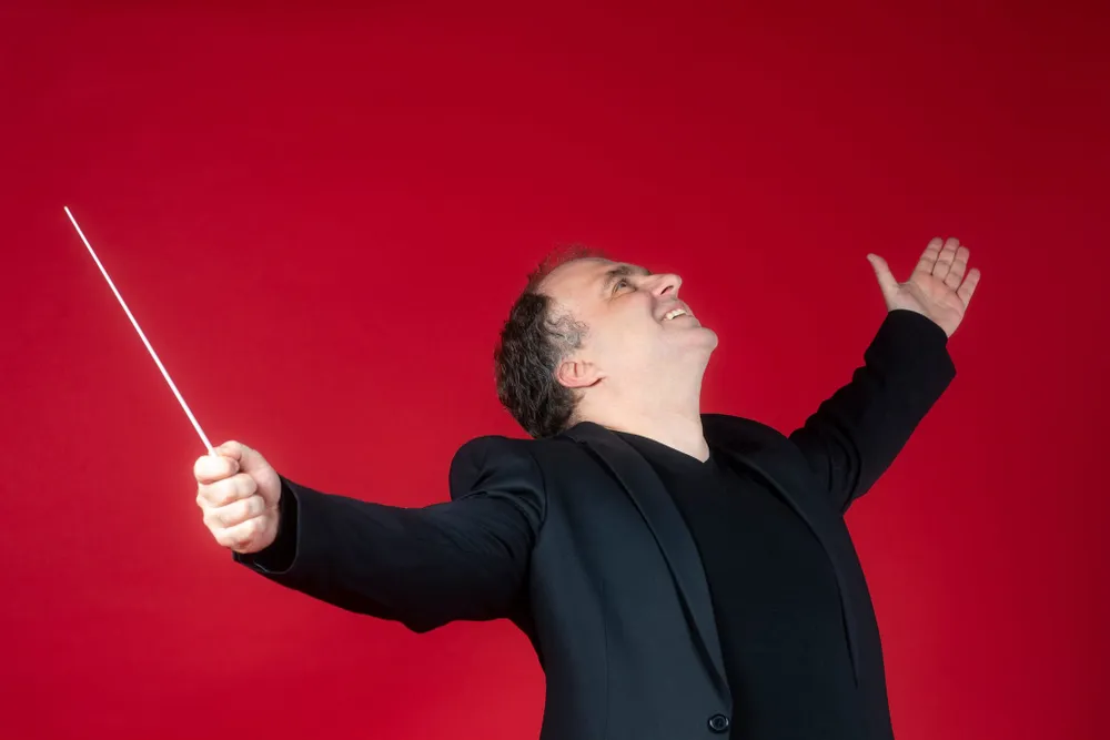 Nhạc trưởng Nayden Todorov, Giám đốc âm nhạc Nhà hát Opera Quốc gia Bulgaria sẽ biểu diễn trong chương trình