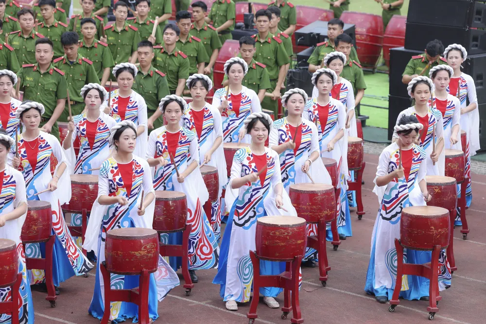 Gần 600 học viên cảnh sát đồng diễn trống hội tại sân Hàng Đẫy