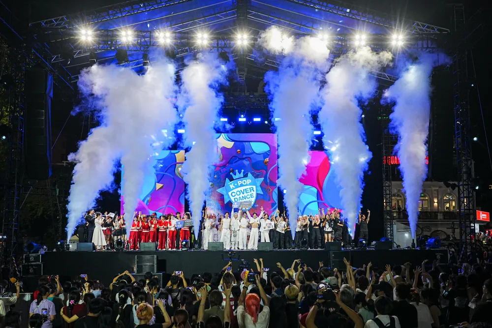 Toàn bộ thí sinh dự thi chụp ảnh lưu niệm tại K-pop Lovers Festival 2024.jpg