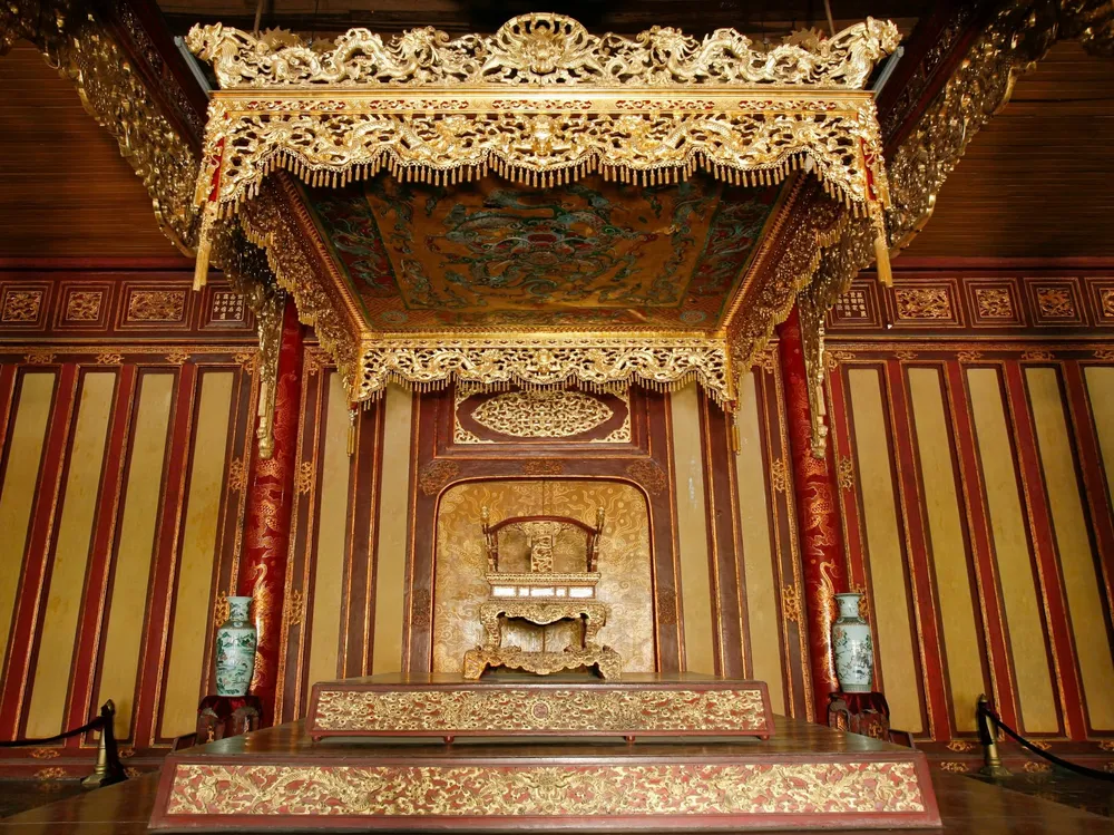 Ngai vàng triều Nguyễn trước khi bị phá hoại