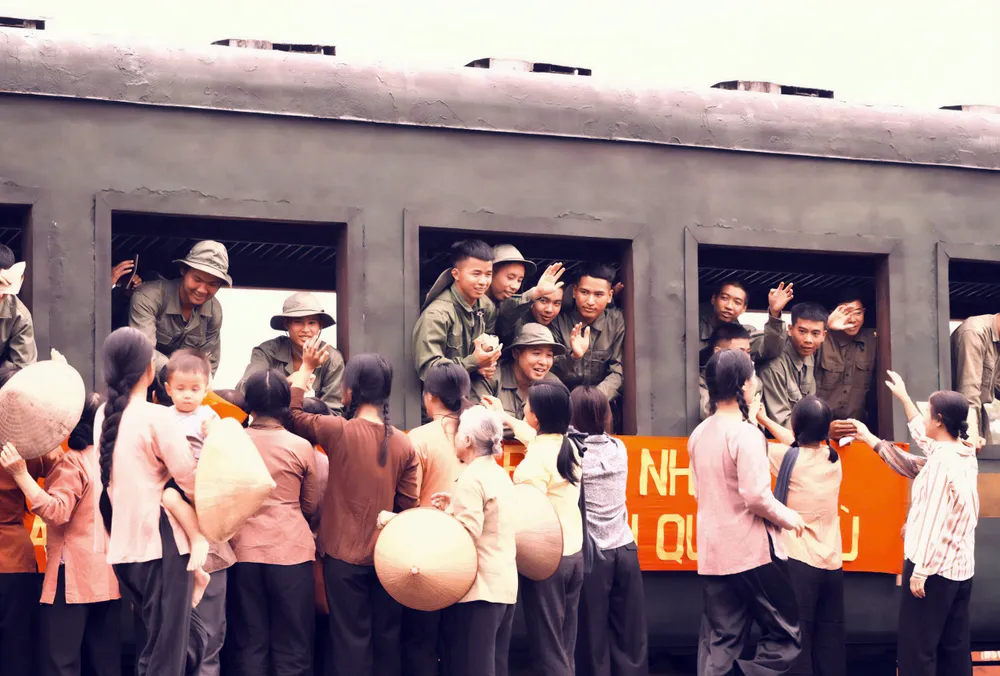 Cảnh trong phim Mưa đỏ