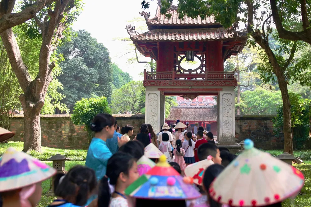 Khách tham quan di tích Văn Miếu- Quốc Tử Giám