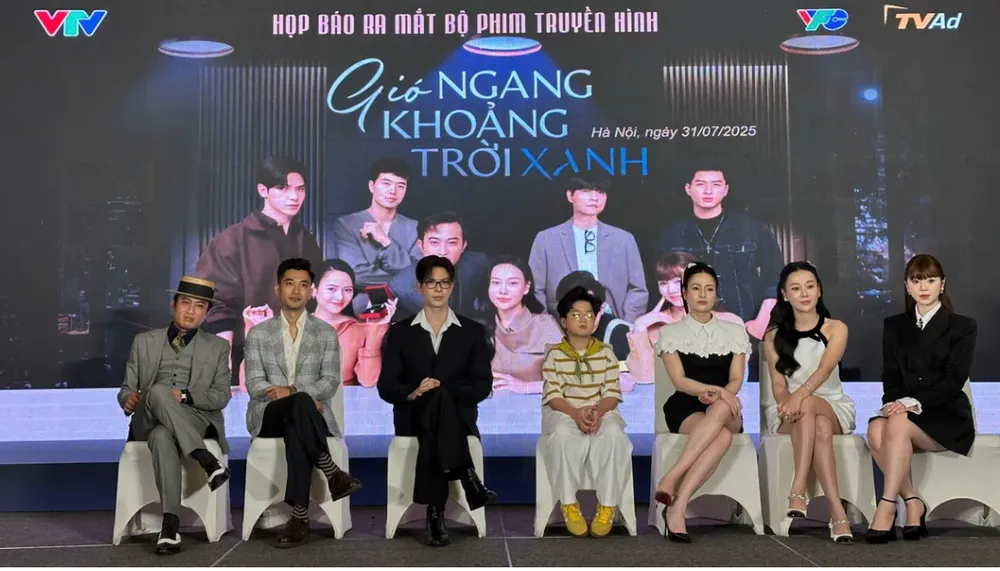 Đoàn phim "Gió ngang khoảng trời xanh" ra mắt tại Hà Nội