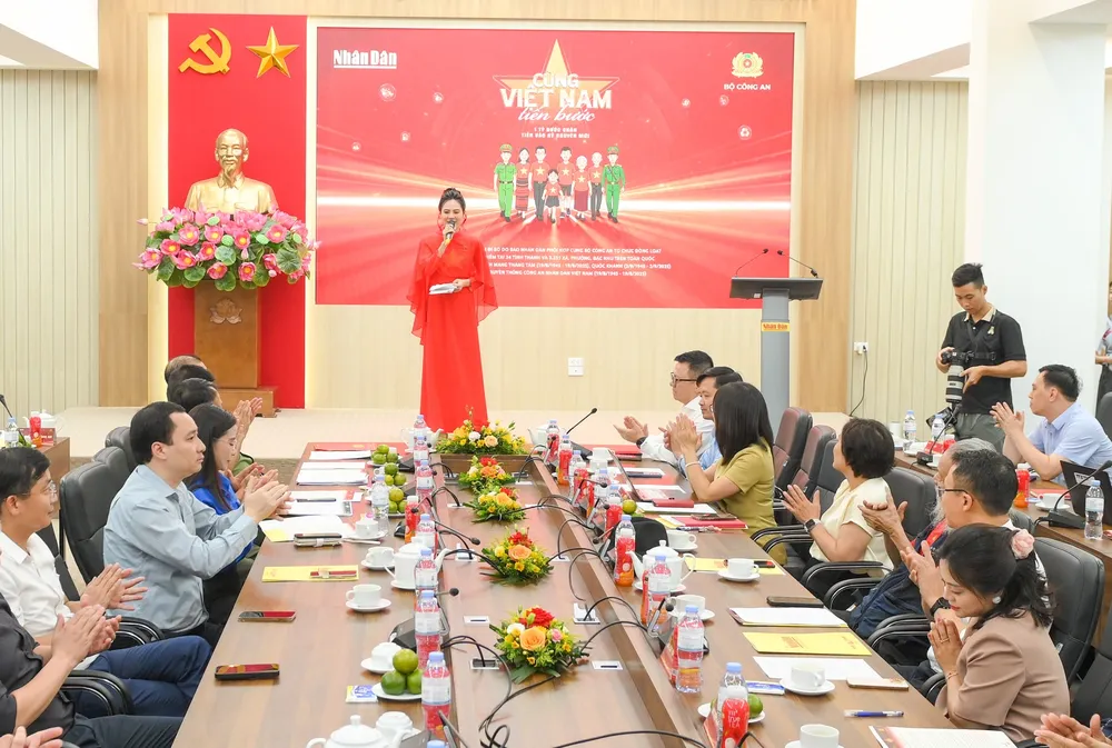 Họp báo công bố hoạt động “Cùng Việt Nam tiến bước”