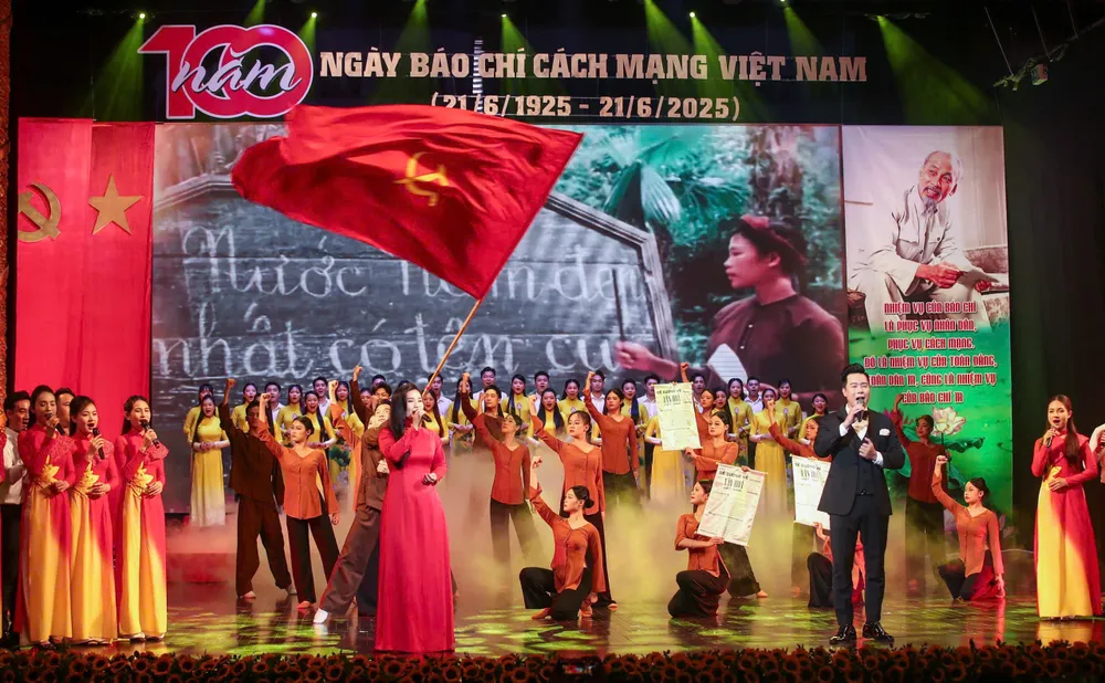 Chương trình ca nhạc nhân Ngày Báo chí cách mạng Việt Nam. Ảnh: NGUYỄN NAM