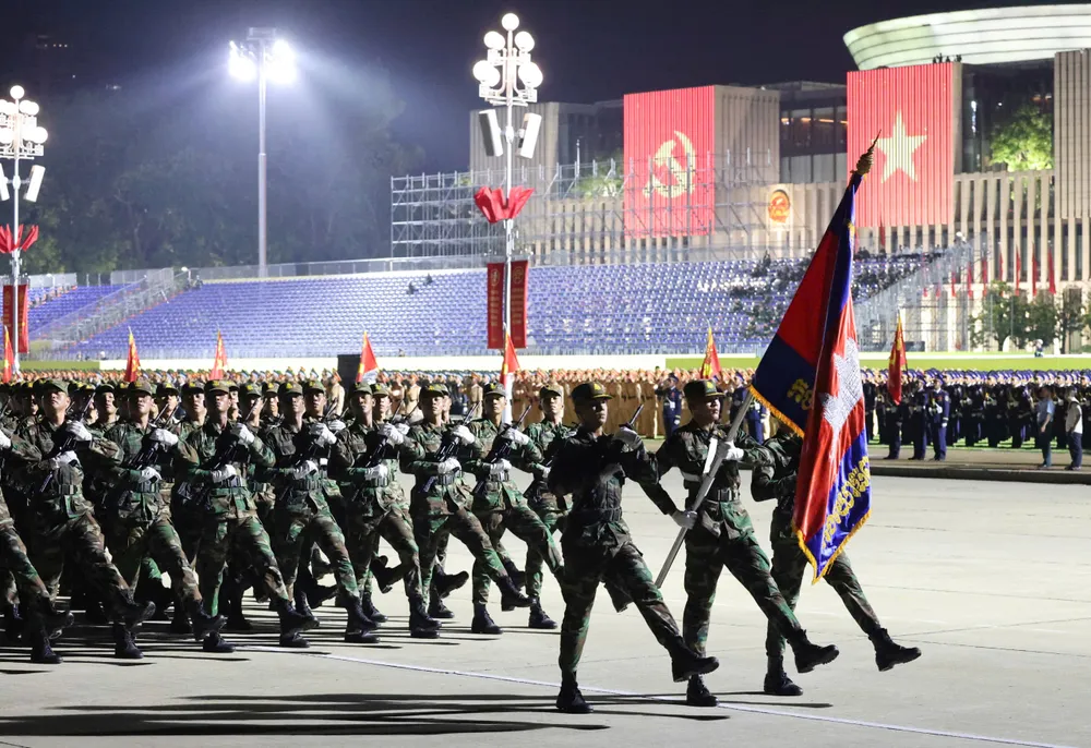 Khối quân đội Hoàng gia Campuchia tại lễ hợp luyện tối 21-8 tại Hà Nội. Ảnh: QUANG PHÚC