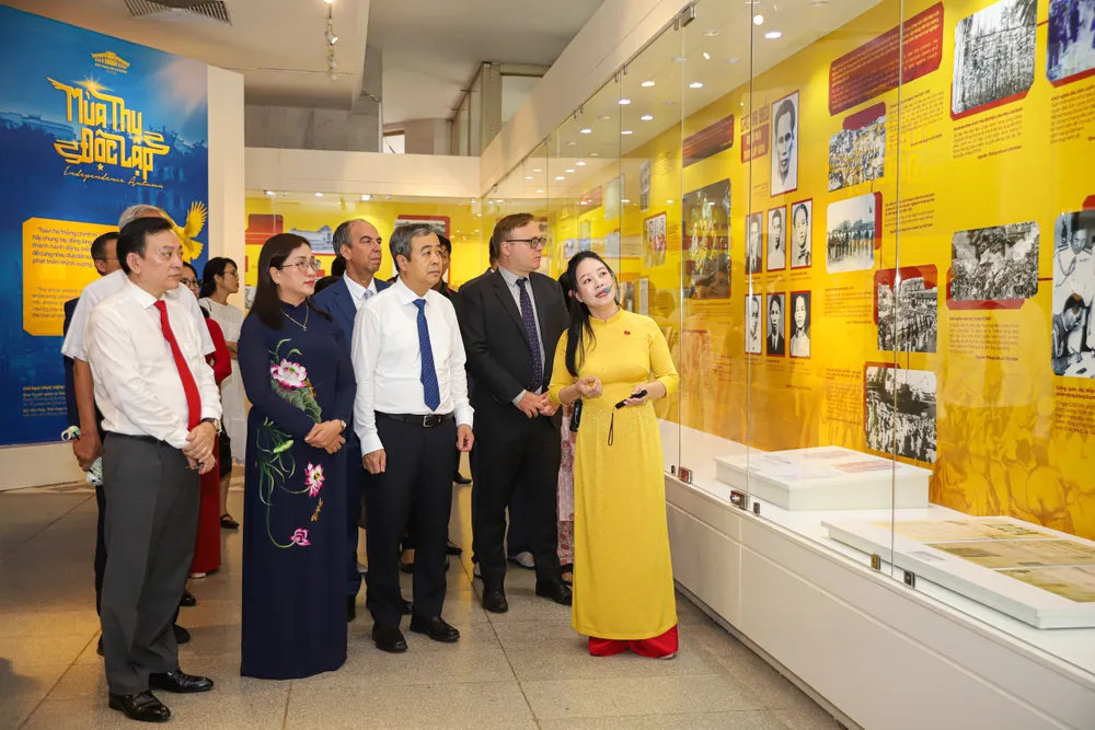 Hơn 200 hiện vật quý được giới thiệu tại trưng bày “Mùa thu độc lập”
