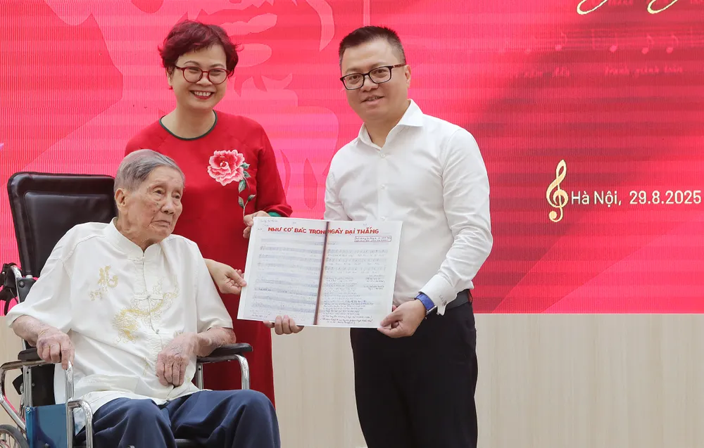 Nhạc sĩ Phạm Tuyên trao tặng bài hát “Như có Bác trong ngày đại thắng” cho Báo Nhân Dân