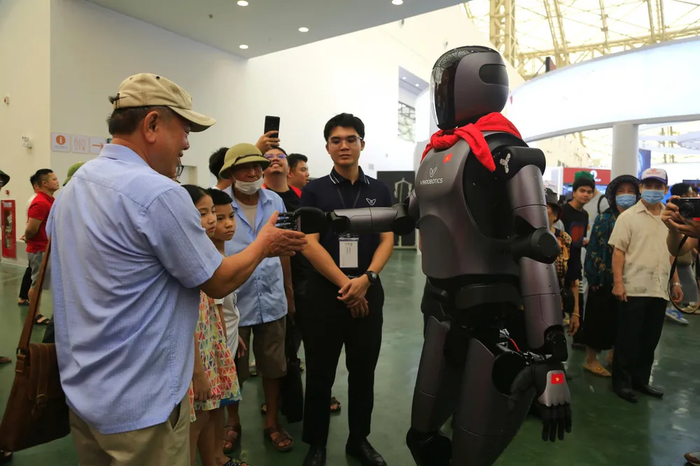 Người dân thích thú giao lưu với người máy VR-H3 tại triển lãm