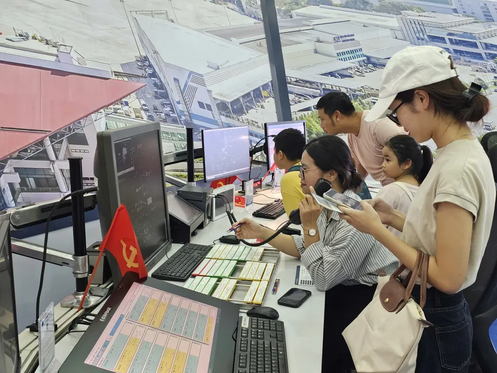 Trải nghiệm điều hành máy bay gây ấn tượng tại Triển lãm thành tựu đất nước