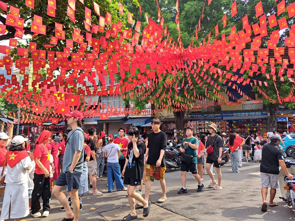 du khách trong nước và quốc tế bất ngờ với không khí rợp cờ hoa ở Hà Nội (1).jpg